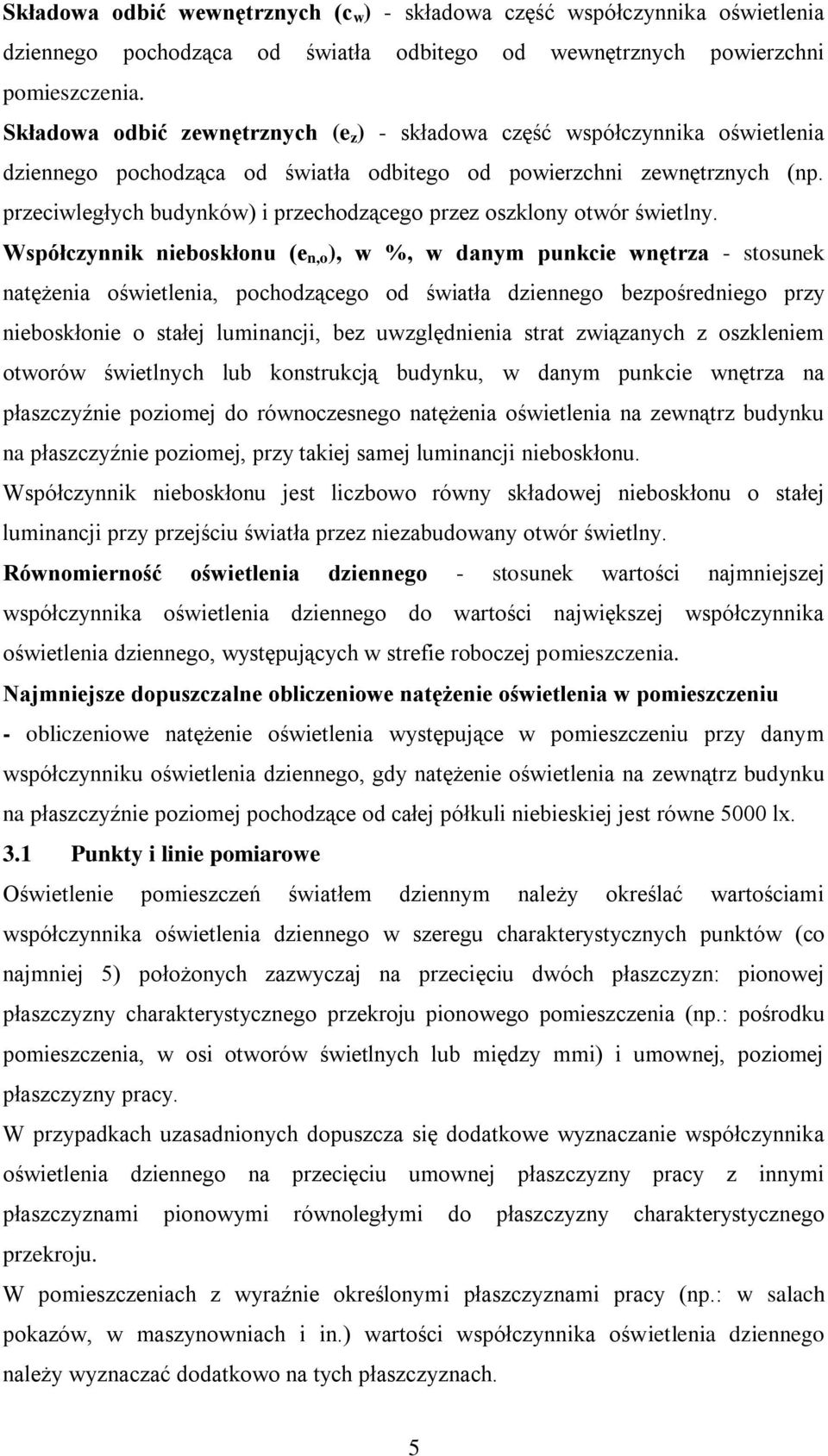 przeciwległych budynków) i przechodzącego przez oszklony otwór świetlny.