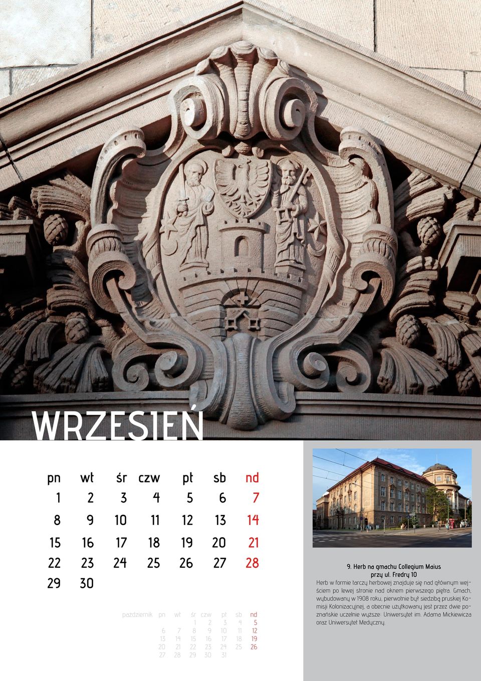 Fredry 10 Herb w formie tarczy herbowej znajduje się nad głównym wejściem po lewej stronie nad oknem pierwszego piętra.