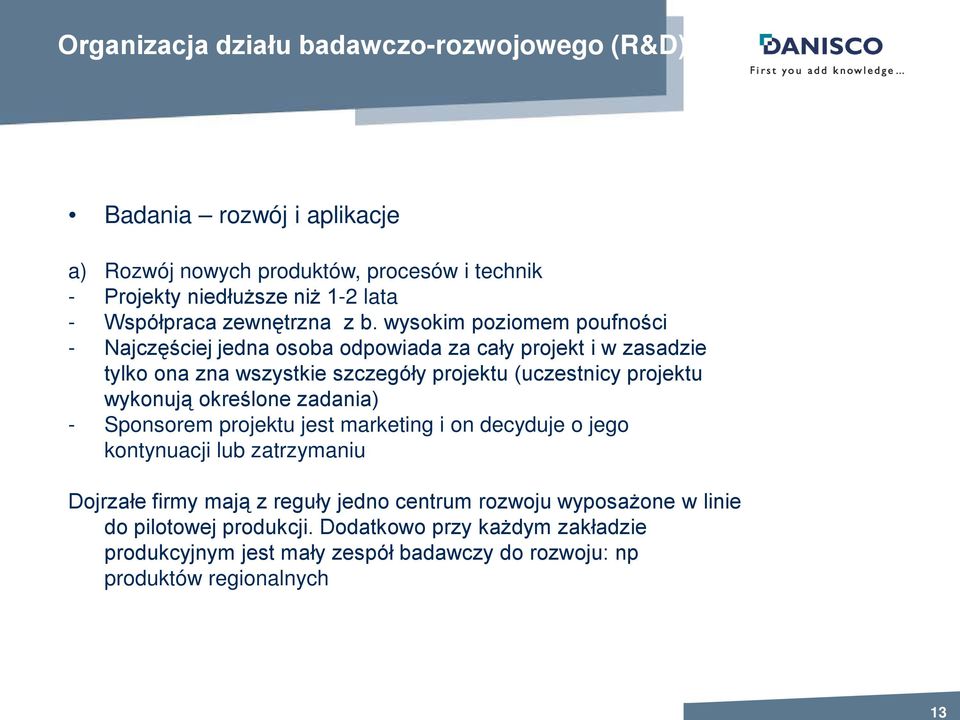 wysokim poziomem poufności - Najczęściej jedna osoba odpowiada za cały projekt i w zasadzie tylko ona zna wszystkie szczegóły projektu (uczestnicy projektu wykonują