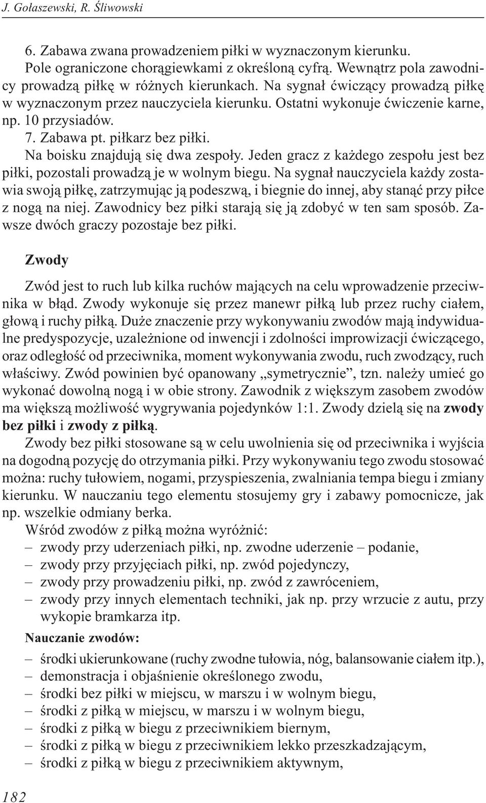 Jeden gracz z ka dego zespo³u jest bez pi³ki, pozostali prowadz¹ je w wolnym biegu.