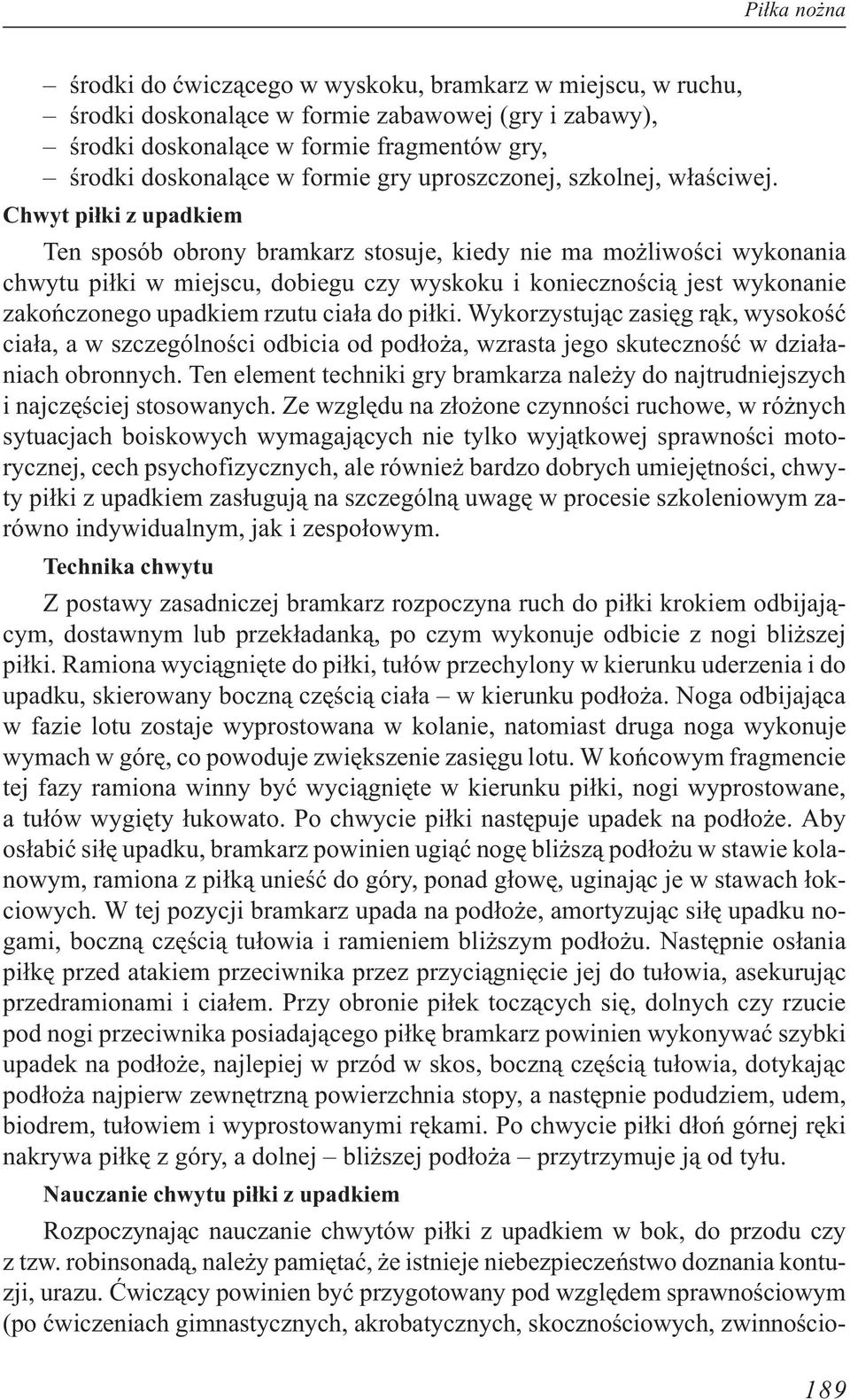 Chwyt pi³ki z upadkiem Ten sposób obrony bramkarz stosuje, kiedy nie ma mo liwoœci wykonania chwytu pi³ki w miejscu, dobiegu czy wyskoku i koniecznoœci¹ jest wykonanie zakoñczonego upadkiem rzutu