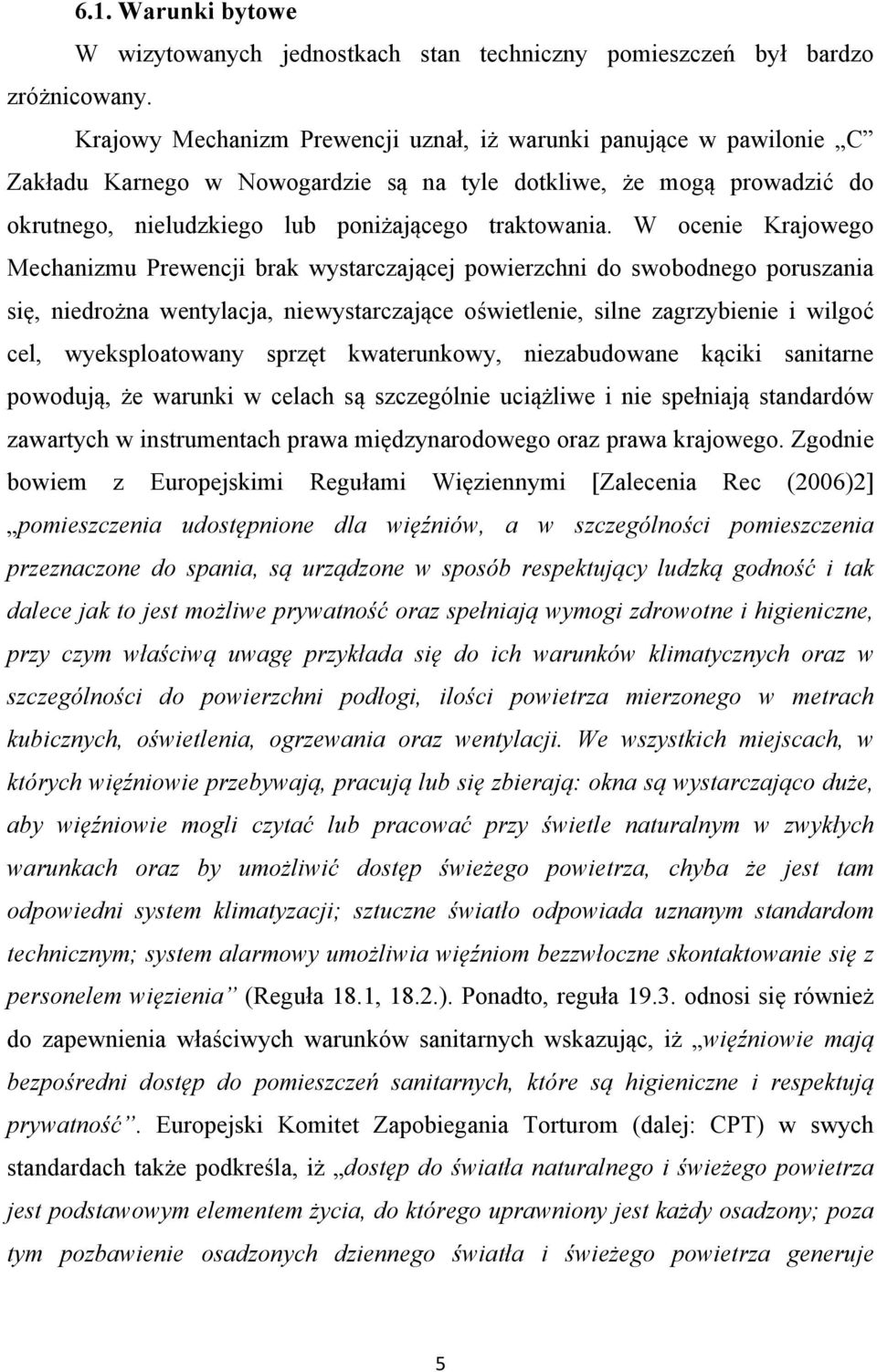 W ocenie Krajowego Mechanizmu Prewencji brak wystarczającej powierzchni do swobodnego poruszania się, niedrożna wentylacja, niewystarczające oświetlenie, silne zagrzybienie i wilgoć cel,