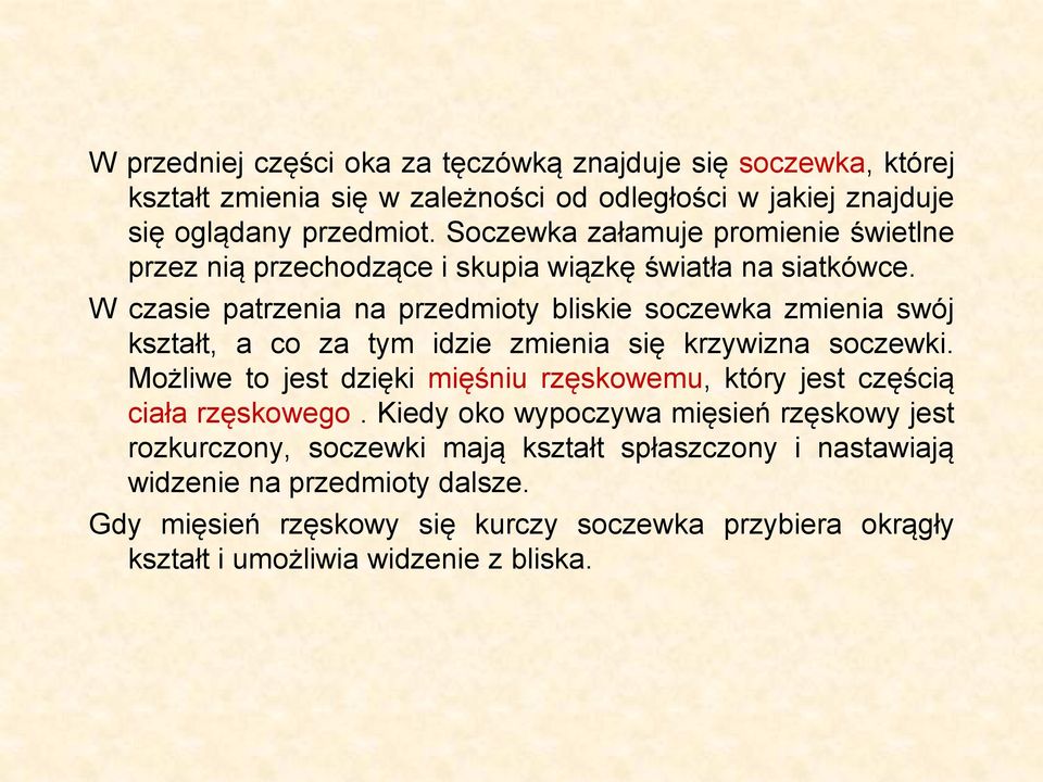 W czasie patrzenia na przedmioty bliskie soczewka zmienia swój kształt, a co za tym idzie zmienia się krzywizna soczewki.