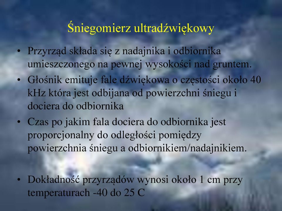 Głośnik emituje fale dźwiękowa o częstości około 40 khz która jest odbijana od powierzchni śniegu i dociera do