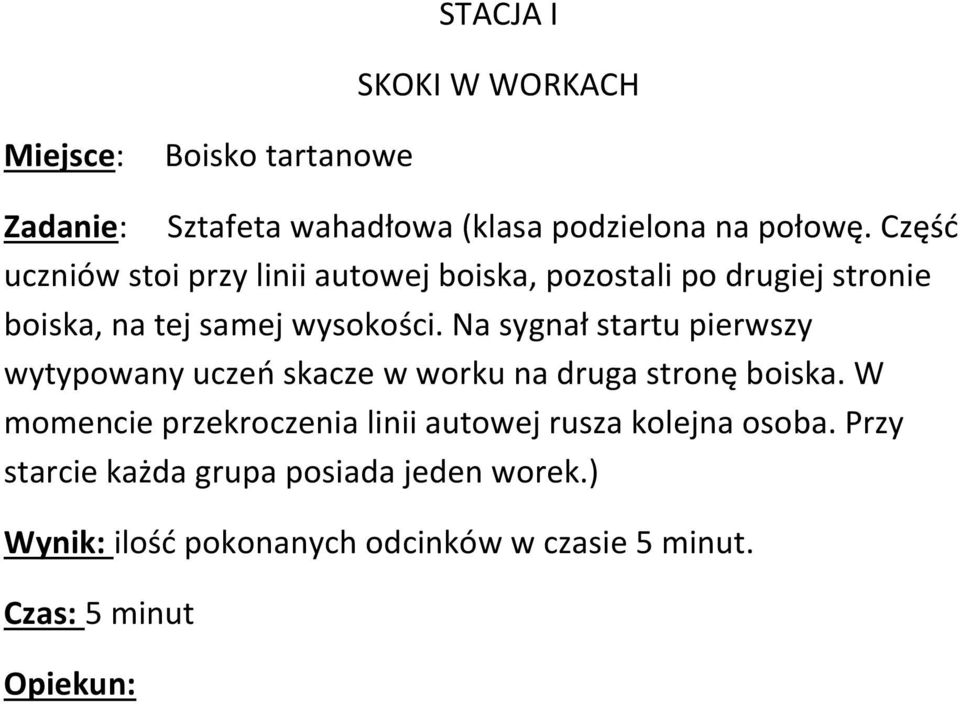 Na sygnał startu pierwszy wytypowany uczeń skacze w worku na druga stronę boiska.