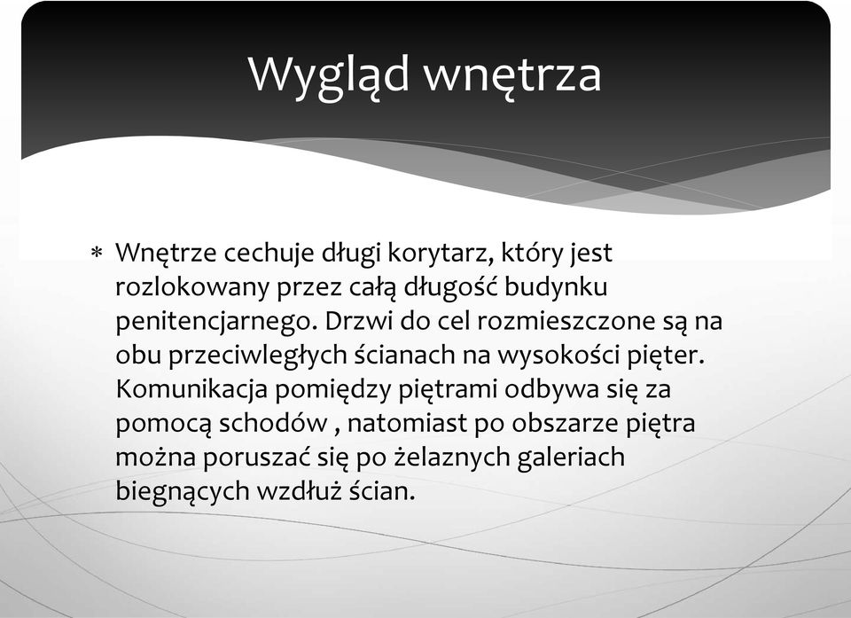 Drzwi do cel rozmieszczone są na obu przeciwległych ścianach na wysokości pięter.