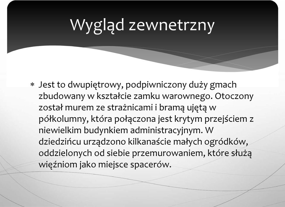 Otoczony został murem ze strażnicami i bramą ujętą w półkolumny, która połączona jest krytym