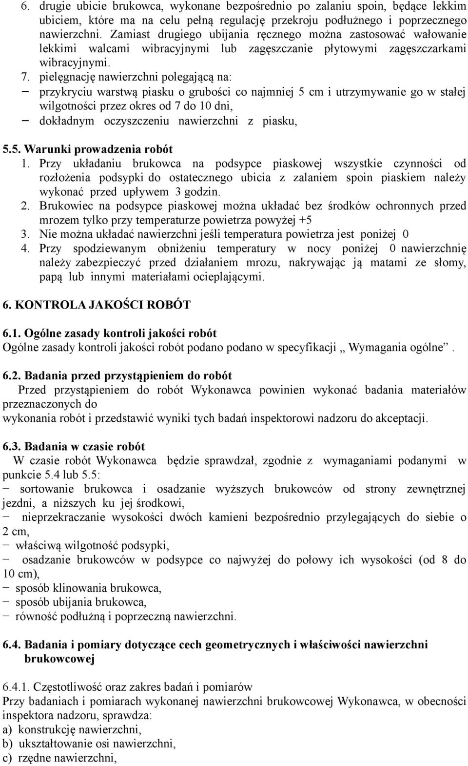 pielęgnację nawierzchni polegającą na: przykryciu warstwą piasku o grubości co najmniej 5 cm i utrzymywanie go w stałej wilgotności przez okres od 7 do 10 dni, dokładnym oczyszczeniu nawierzchni z