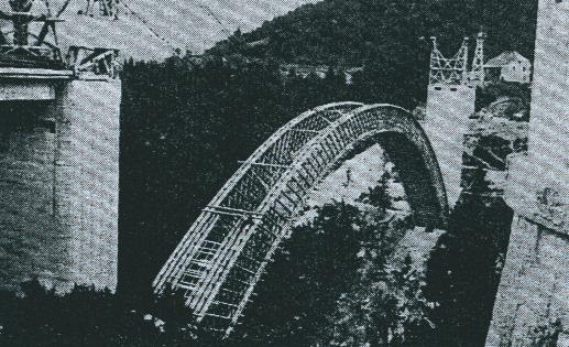 2.1. Rozwój budownictwa drewnianego Rozwój konstrukcji drewnianych Prymitywne zastosowanie drewna na budowle [5.1] Konstrukcja mostu przez Tyber 625 r. pne [5.