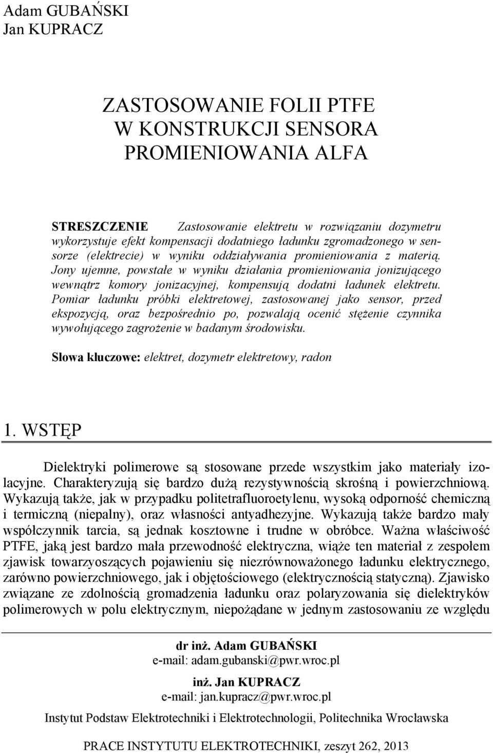 Jony ujemne, powstałe w wyniku działania promieniowania jonizującego wewnątrz komory jonizacyjnej, kompensują dodatni ładunek elektretu.