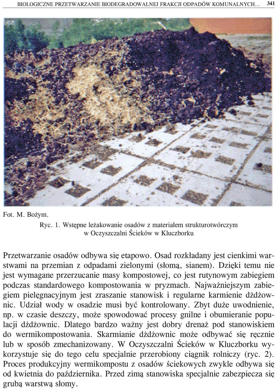 Osad rozkładany jest cienkimi warstwami na przemian z odpadami zielonymi (słomą, sianem).