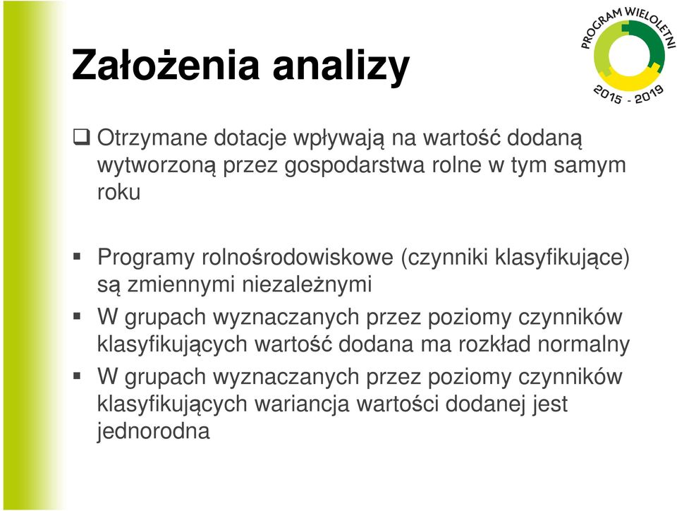 grupach wyznaczanych przez poziomy czynników klasyfikujących wartość dodana ma rozkład normalny W