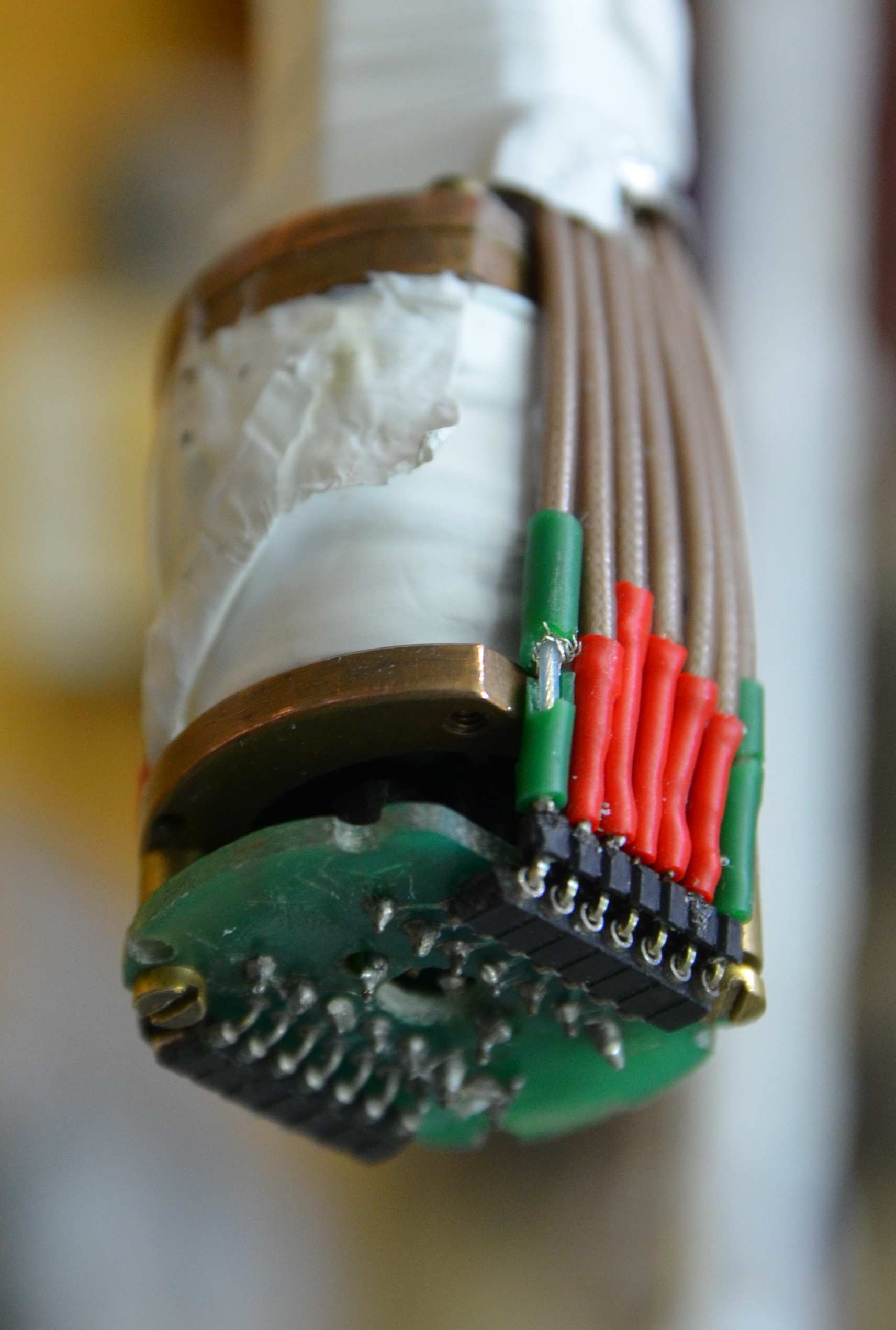 Połączenia poza kriostatem prowadzone były za pomocą kabli BNC, które łączyły uchwyt z urządzeniami pomiarowymi. Połączenia wewnątrz kriostatu poprowadzone były ekranowanymi kablami.