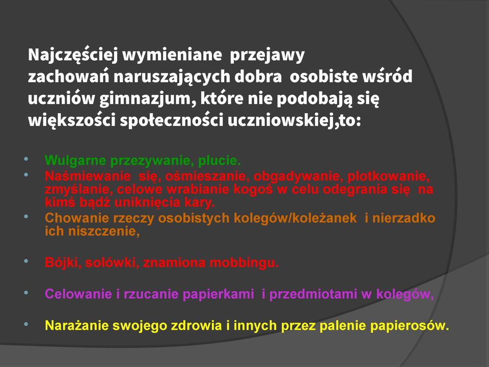 Naśmiewanie się, ośmieszanie, obgadywanie, plotkowanie, zmyślanie, celowe wrabianie kogoś w celu odegrania się na kimś bądź uniknięcia