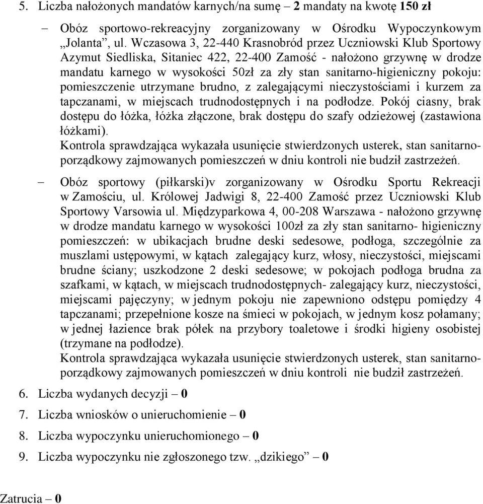 sanitarno-higieniczny pokoju: pomieszczenie utrzymane brudno, z zalegającymi nieczystościami i kurzem za tapczanami, w miejscach trudnodostępnych i na podłodze.