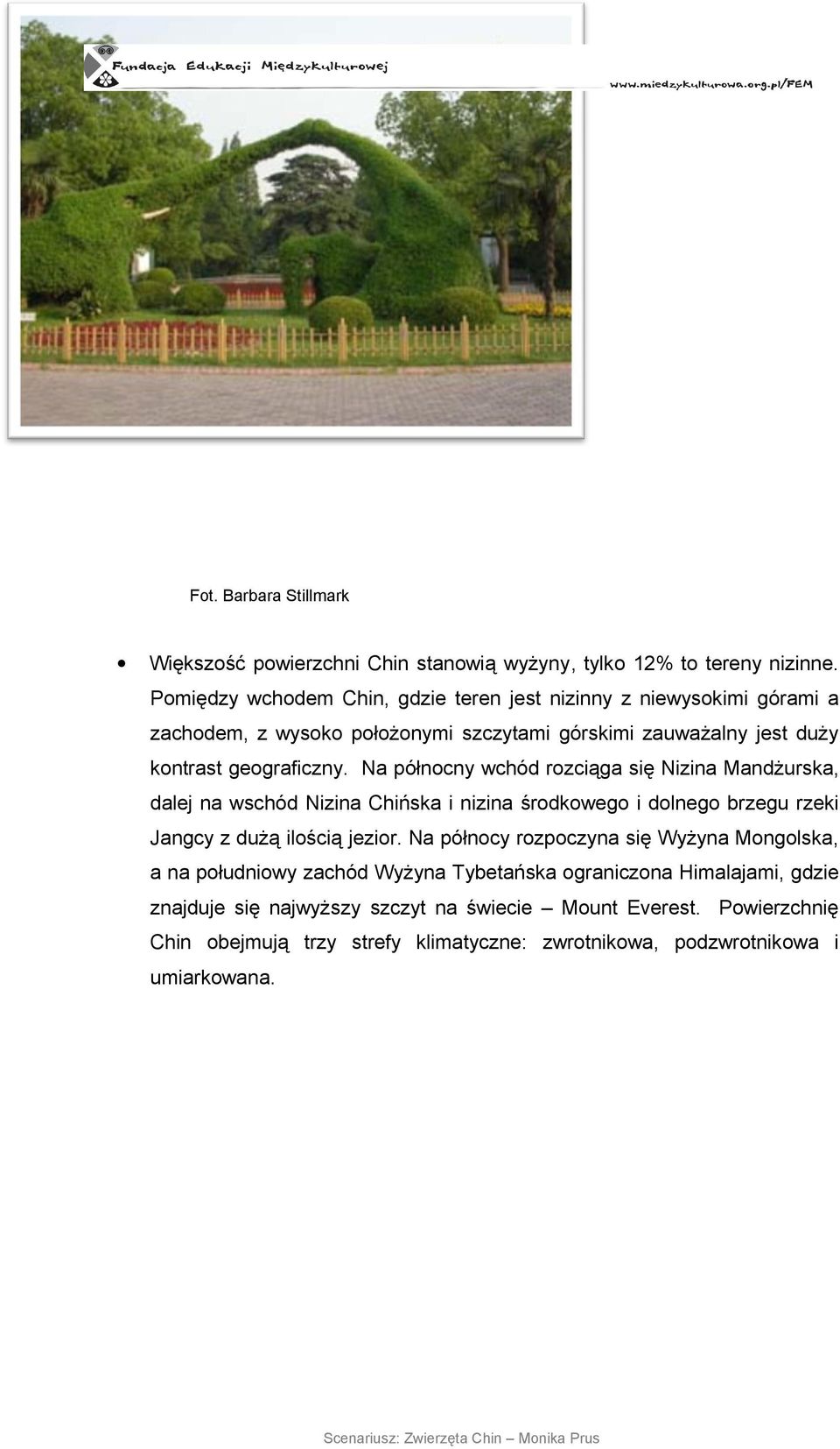 Na północny wchód rozciąga się Nizina Mandżurska, dalej na wschód Nizina Chińska i nizina środkowego i dolnego brzegu rzeki Jangcy z dużą ilością jezior.