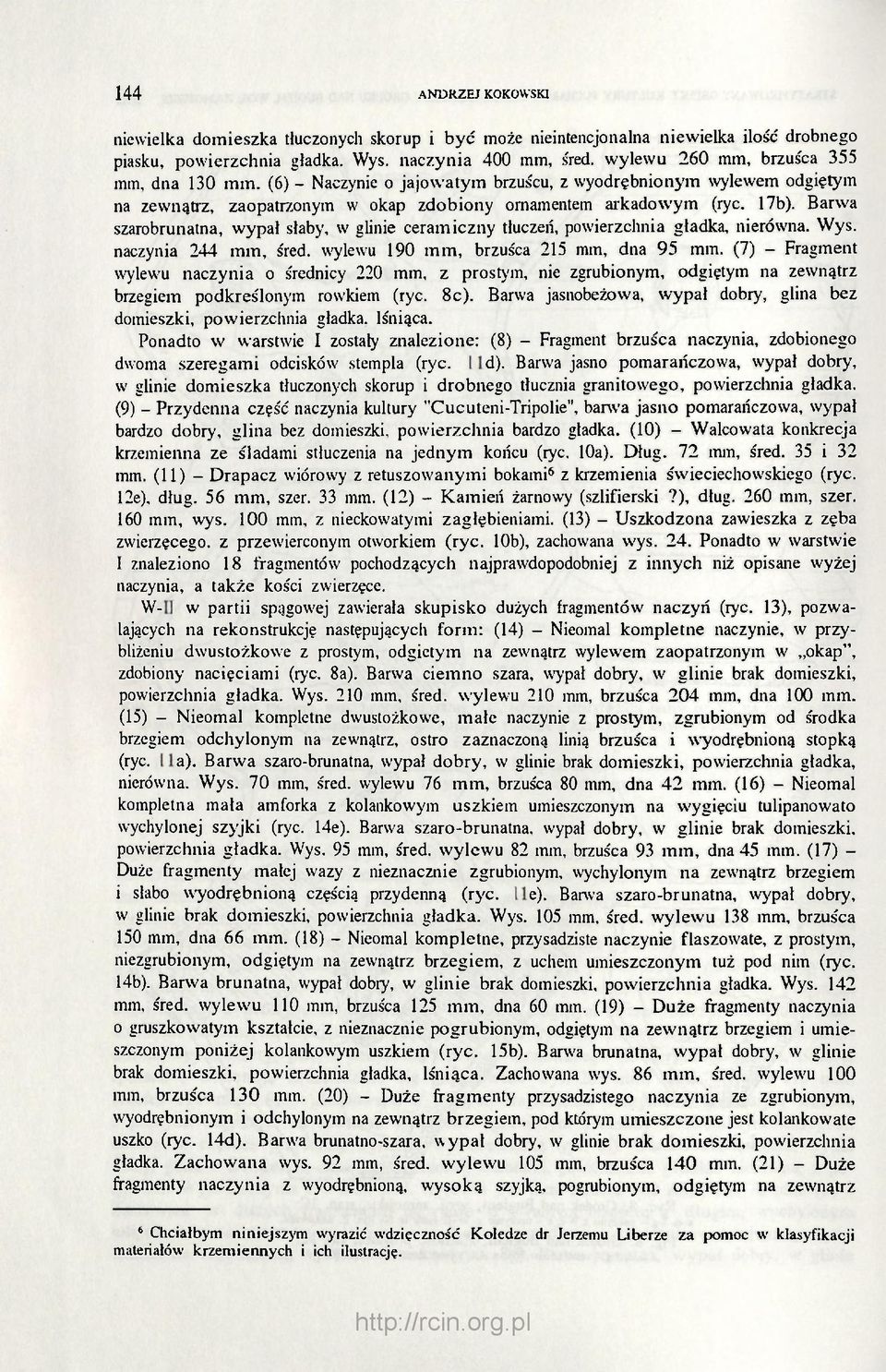 Barwa szarobrunatna, wypał słaby, w glinie ceramiczny tłuczeń, powierzchnia gładka, nierówna. Wys. naczynia 244 mm, śred. wylewu 190 mm, brzuśca 215 mm, dna 95 mm.
