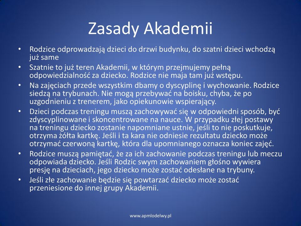 Nie mogą przebywać na boisku, chyba, że po uzgodnieniu z trenerem, jako opiekunowie wspierający.