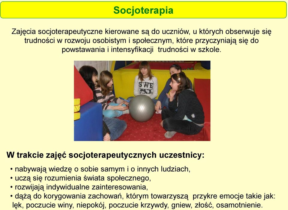 W trakcie zajęć socjoterapeutycznych uczestnicy: nabywają wiedzę o sobie samym i o innych ludziach, uczą się rozumienia świata