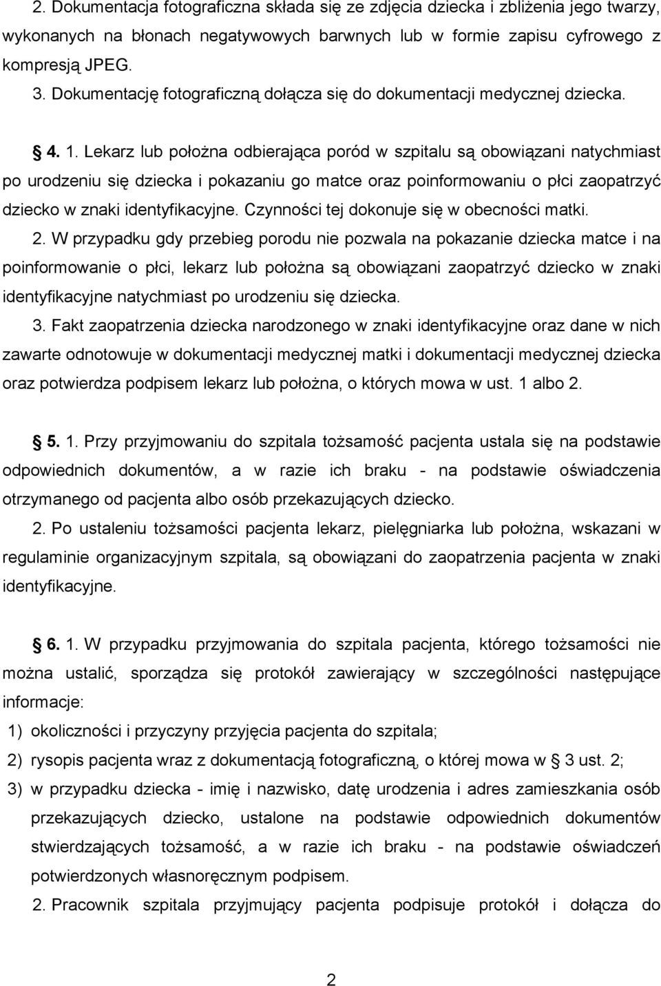 Lekarz lub położna odbierająca poród w szpitalu są obowiązani natychmiast po urodzeniu się dziecka i pokazaniu go matce oraz poinformowaniu o płci zaopatrzyć dziecko w znaki identyfikacyjne.