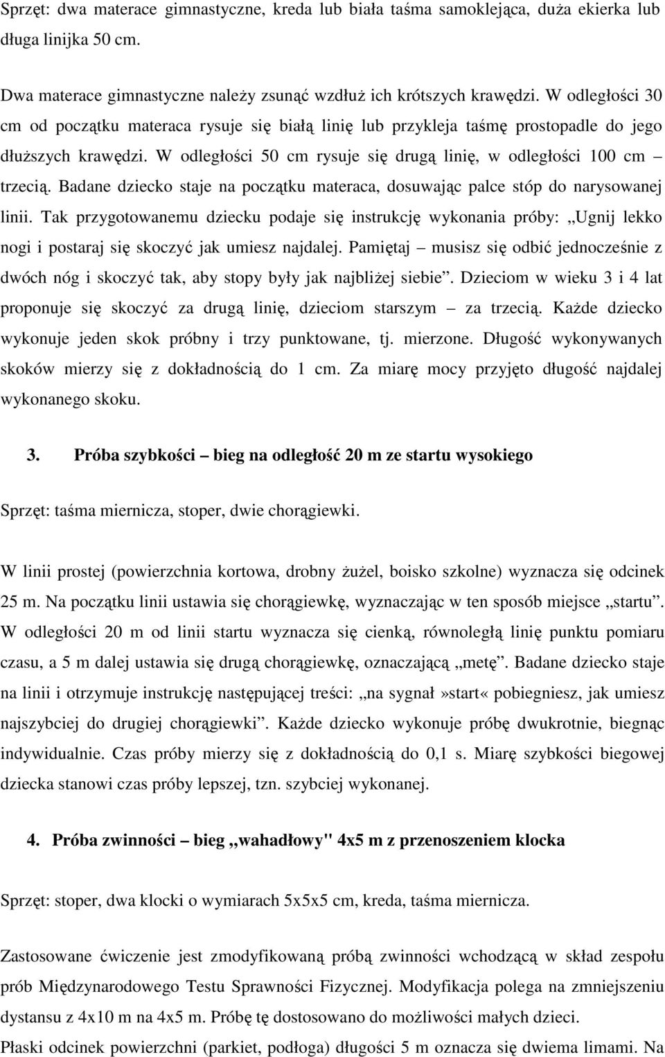 Badane dziecko staje na początku materaca, dosuwając palce stóp do narysowanej linii.