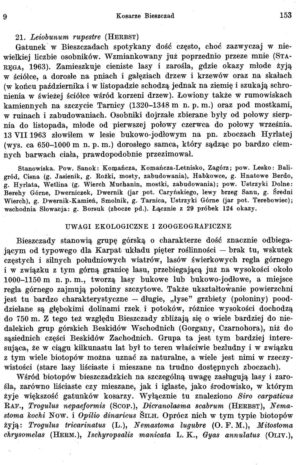 Zamieszkuje cieniste lasy i zaroila, gdzie okazy mlode zyjq W Sciolce, a dorosle na pniach i galqziach drzew i krzewow oraz na skalach (W koiicu paidziernika i W listopadzie schodzq jednak na ziemie