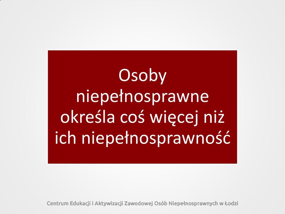 określa coś