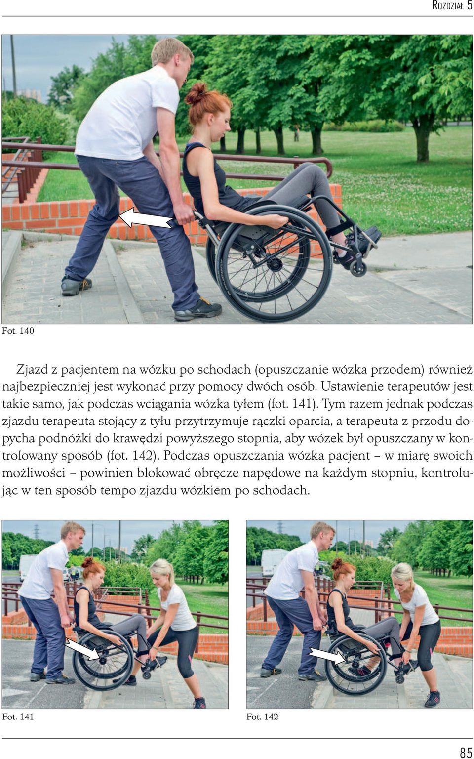 Tym razem jednak podczas zjazdu terapeuta stojący z tyłu przytrzymuje rączki oparcia, a terapeuta z przodu dopycha podnóżki do krawędzi powyższego stopnia,