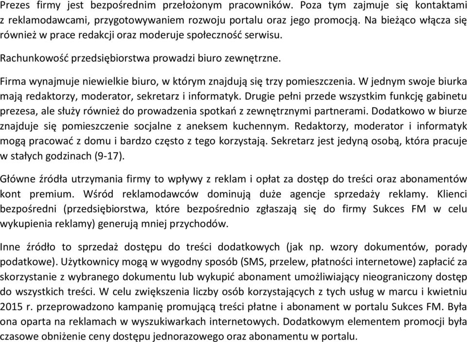 Firma wynajmuje niewielkie biuro, w którym znajdują się trzy pomieszczenia. W jednym swoje biurka mają redaktorzy, moderator, sekretarz i informatyk.