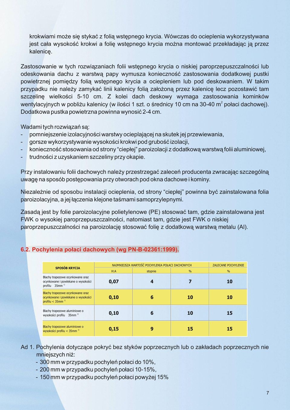 foli¹ wstêpnego krycia a ociepleniem lub pod deskowaniem. W takim przypadku nie nale y zamykaæ linii kalenicy foli¹ za³o on¹ przez kalenicê lecz pozostawiæ tam szczelinê wielkoœci 5-10 cm.