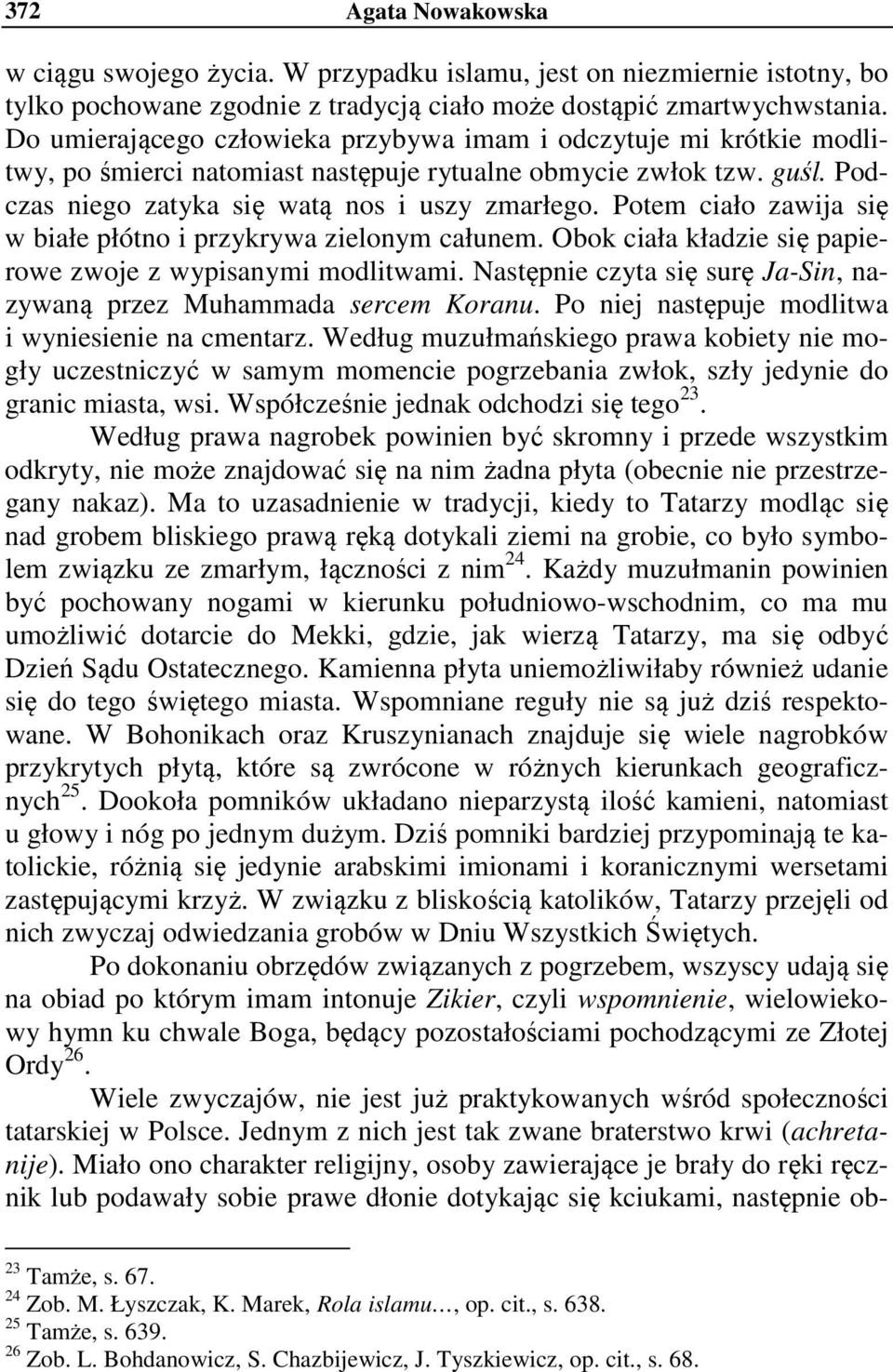 Potem ciało zawija się w białe płótno i przykrywa zielonym całunem. Obok ciała kładzie się papierowe zwoje z wypisanymi modlitwami.