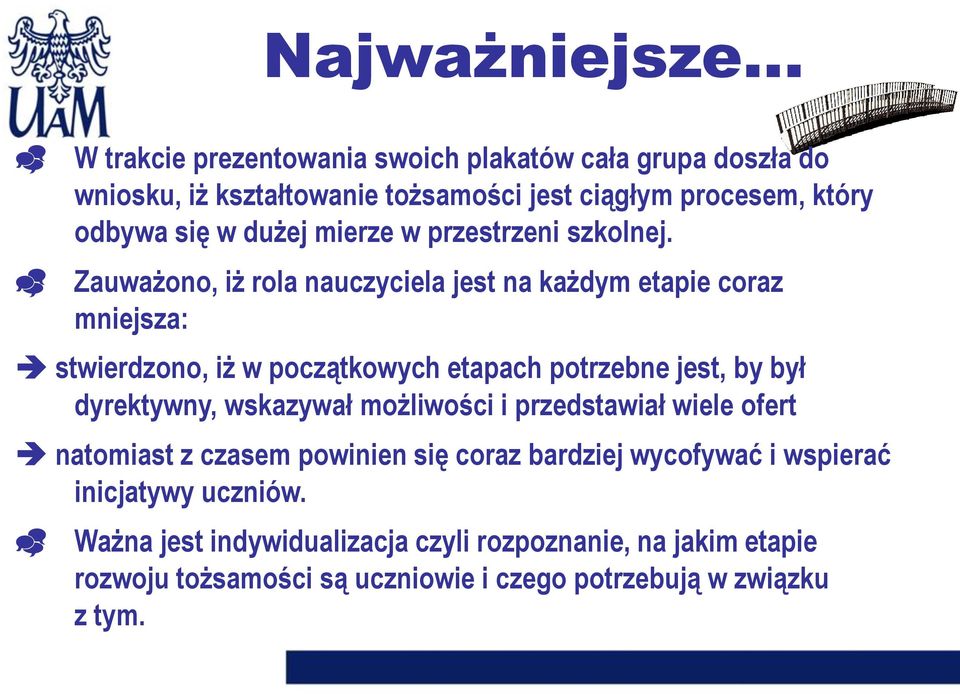 Zauważono, iż rola nauczyciela jest na każdym etapie coraz mniejsza: stwierdzono, iż w początkowych etapach potrzebne jest, by był dyrektywny,