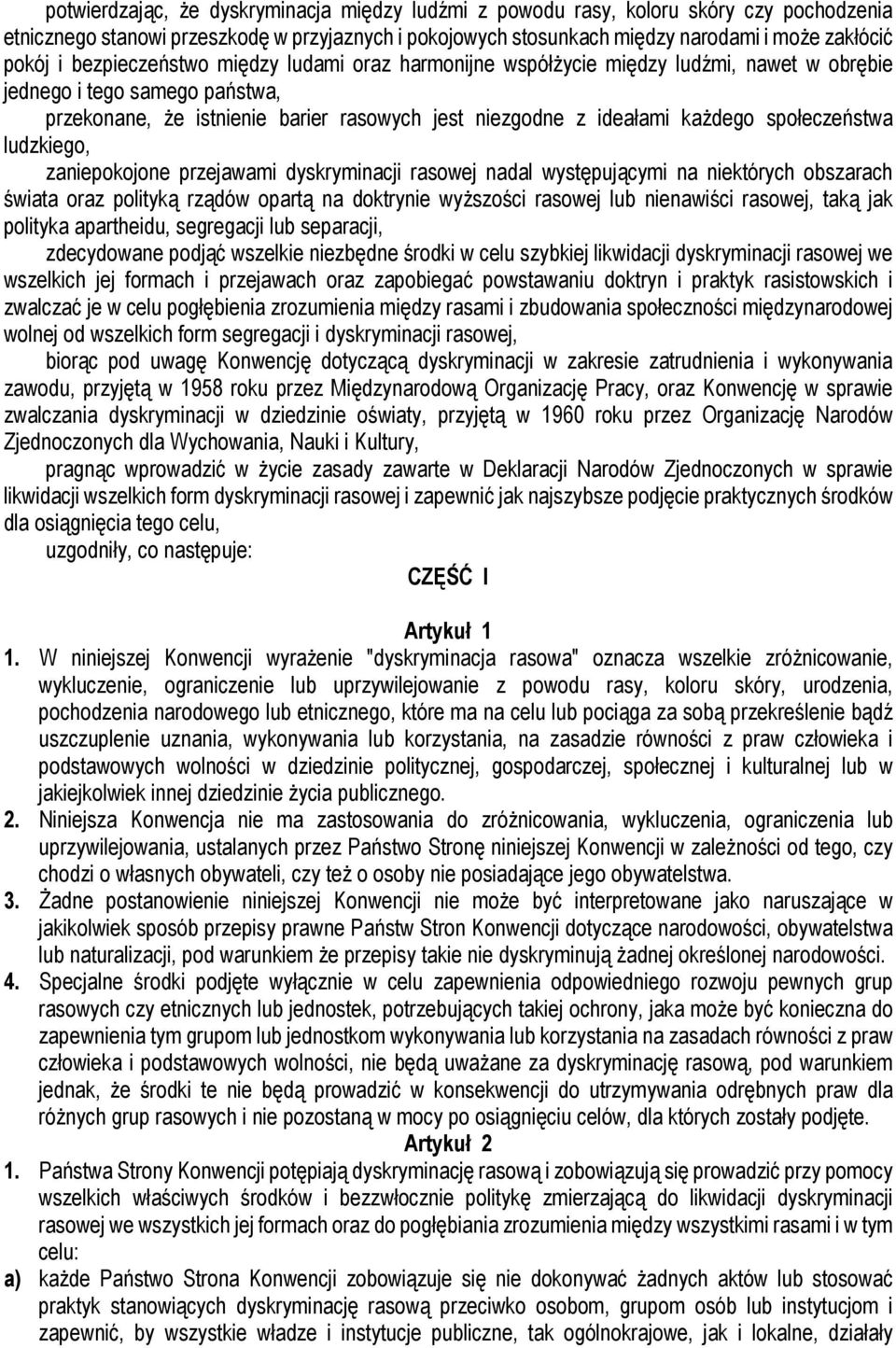 społeczeństwa ludzkiego, zaniepokojone przejawami dyskryminacji rasowej nadal występującymi na niektórych obszarach świata oraz polityką rządów opartą na doktrynie wyższości rasowej lub nienawiści