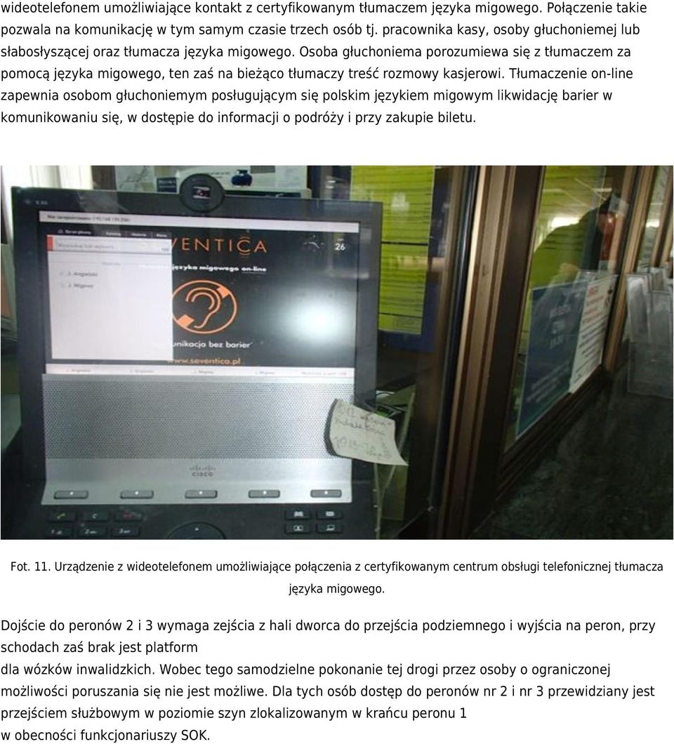 Osoba głuchoniema porozumiewa się z tłumaczem za pomocą języka migowego, ten zaś na bieżąco tłumaczy treść rozmowy kasjerowi.