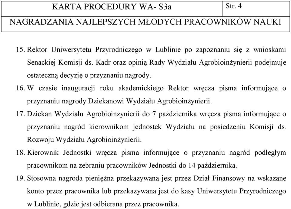 W czasie inauguracji roku akademickiego Rektor wręcza pisma informujące o przyznaniu nagrody Dziekanowi Wydziału Agrobioinżynierii. 17.