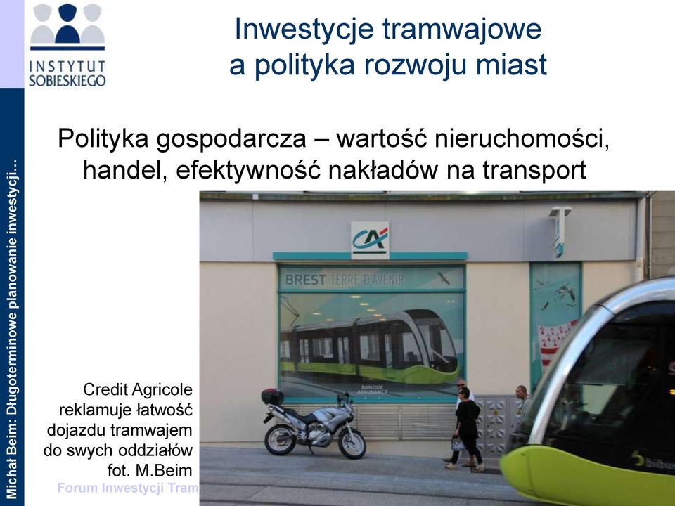 Credit Agricole reklamuje łatwość dojazdu tramwajem do swych