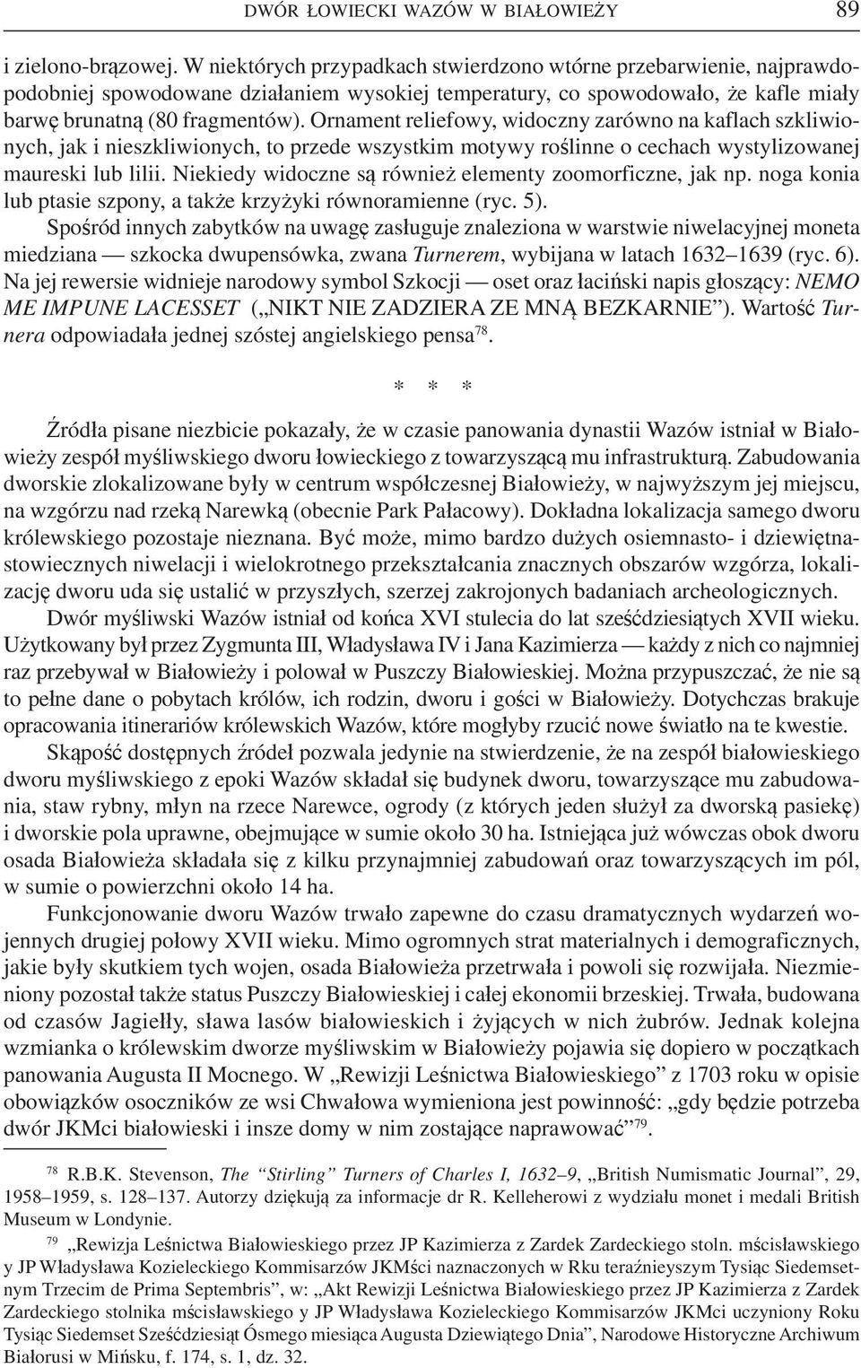 Ornament reliefowy, widoczny zarówno na kaflach szkliwionych, jak i nieszkliwionych, to przede wszystkim motywy roślinne o cechach wystylizowanej maureski lub lilii.