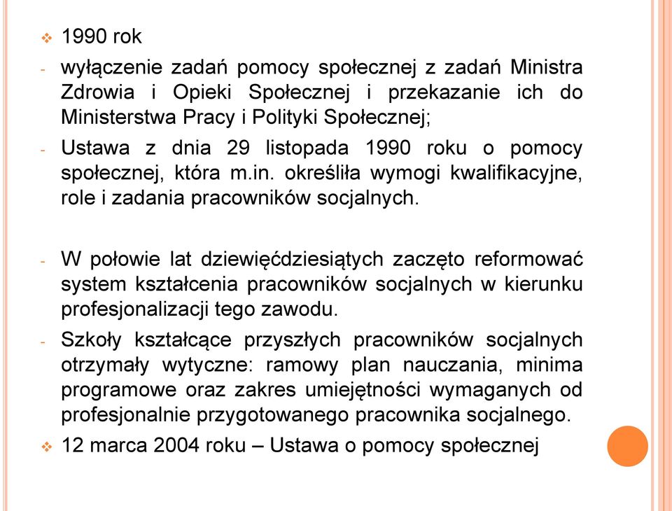 - W połowie lat dziewięćdziesiątych zaczęto reformować system kształcenia pracowników socjalnych w kierunku profesjonalizacji tego zawodu.