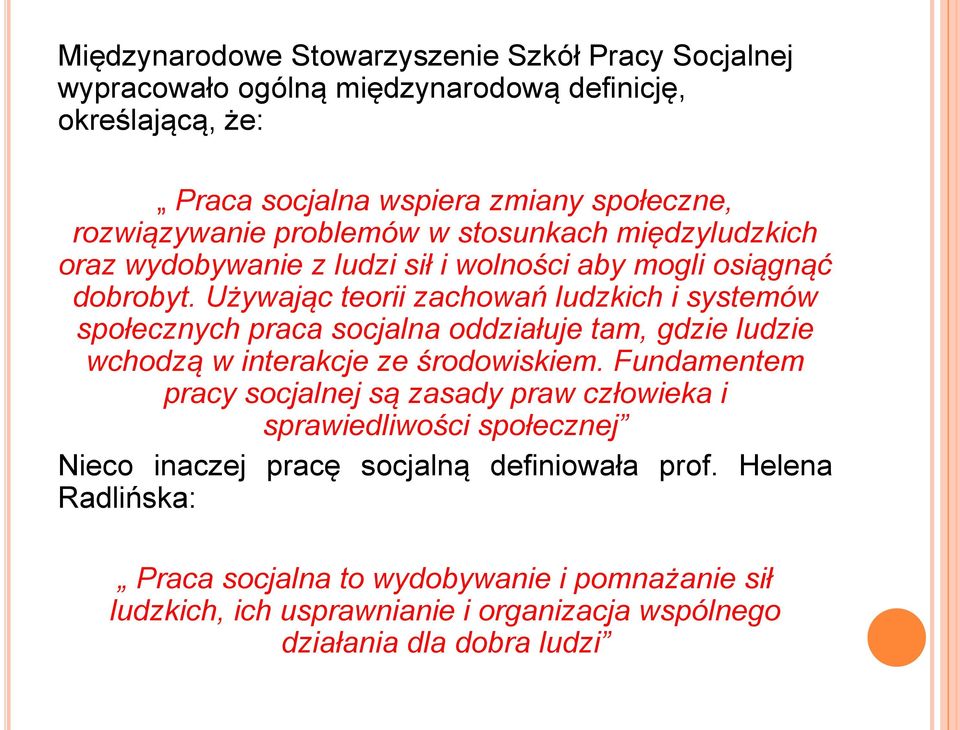 Używając teorii zachowań ludzkich i systemów społecznych praca socjalna oddziałuje tam, gdzie ludzie wchodzą w interakcje ze środowiskiem.