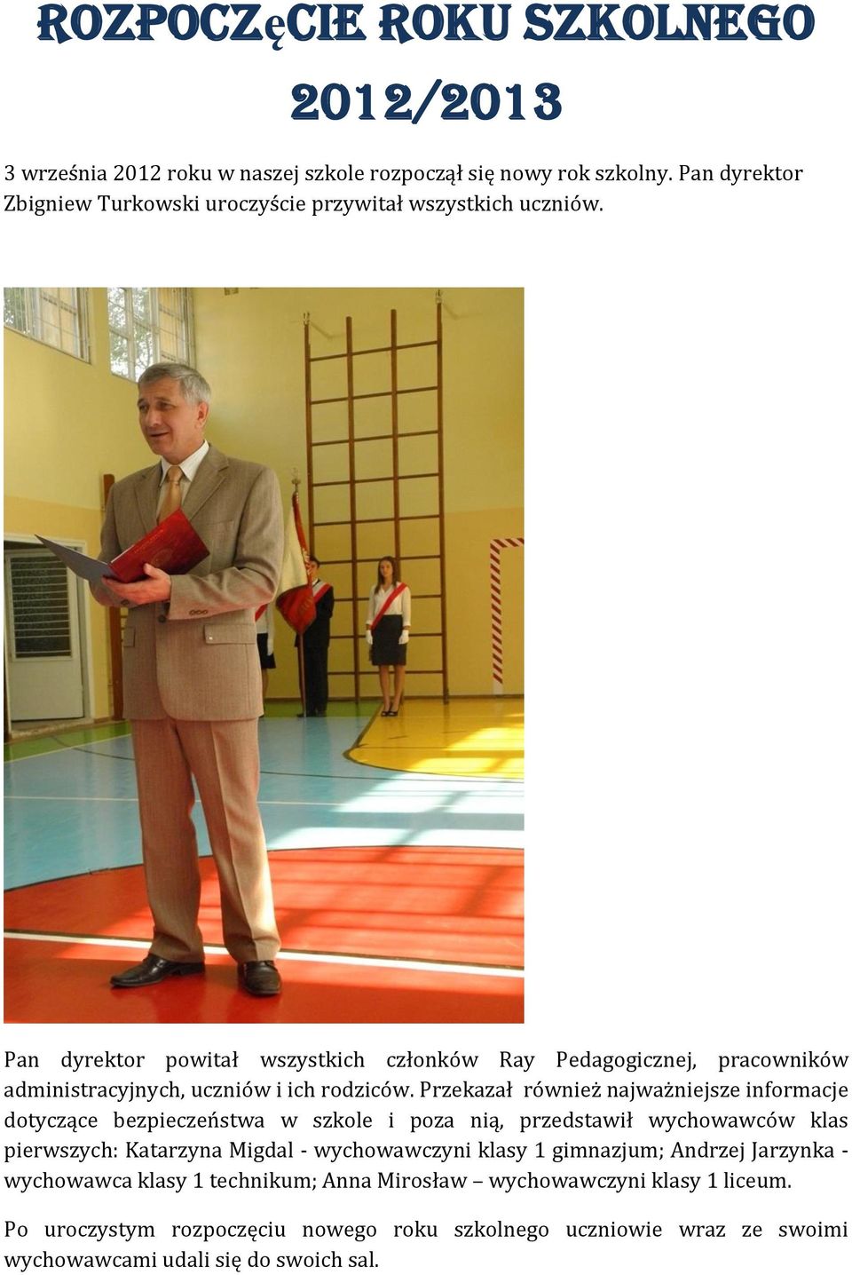 Pan dyrektor powitał wszystkich członków Ray Pedagogicznej, pracowników administracyjnych, uczniów i ich rodziców.