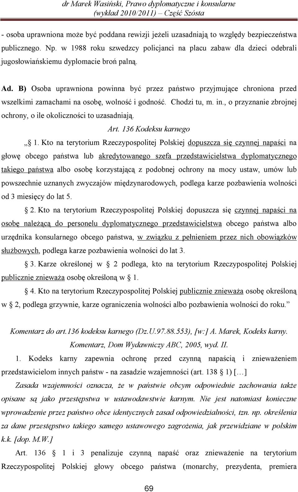 B) Osoba uprawniona powinna być przez państwo przyjmujące chroniona przed wszelkimi zamachami na osobę, wolność i godność. Chodzi tu, m. in.