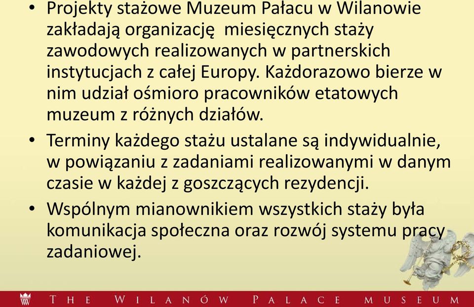 Każdorazowo bierze w nim udział ośmioro pracowników etatowych muzeum z różnych działów.