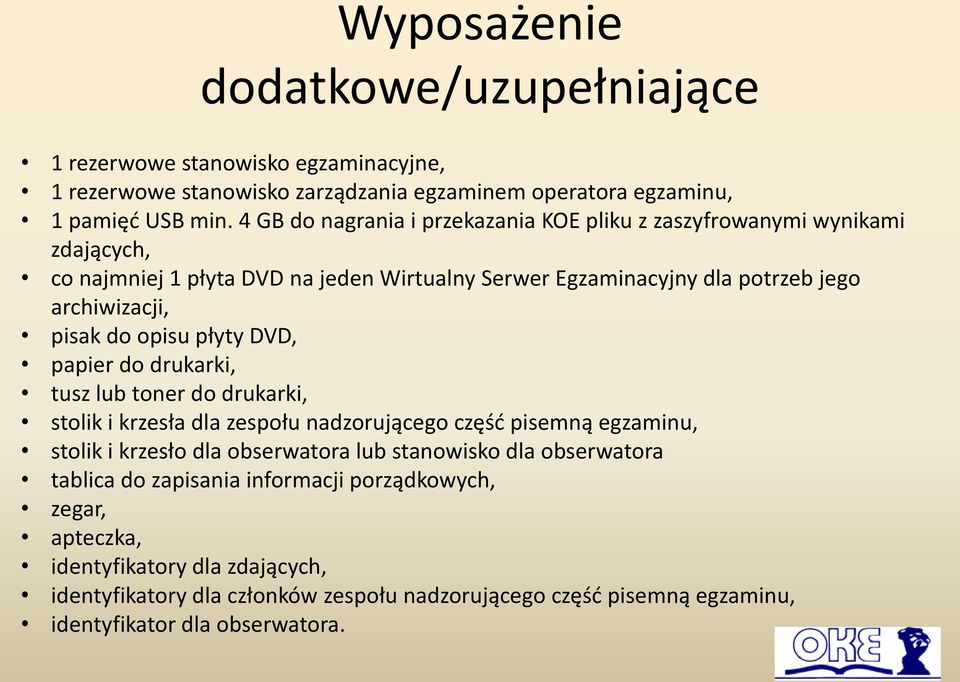 opisu płyty DVD, papier do drukarki, tusz lub toner do drukarki, stolik i krzesła dla zespołu nadzorującego część pisemną egzaminu, stolik i krzesło dla obserwatora lub stanowisko