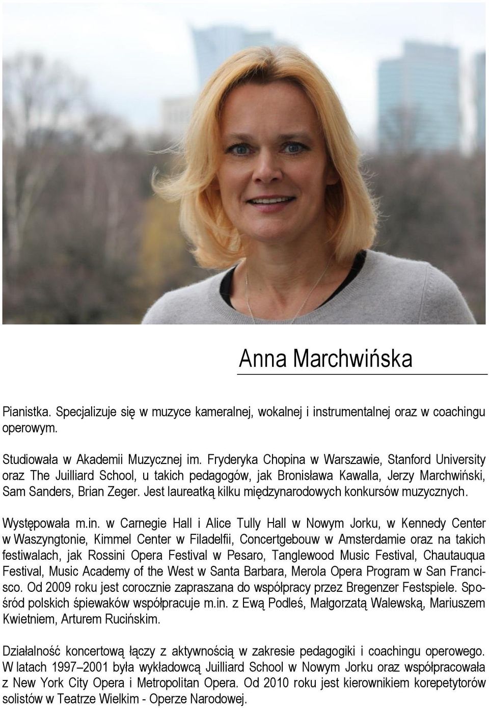 Jest laureatką kilku międzynarodowych konkursów muzycznych. Występowała m.in.
