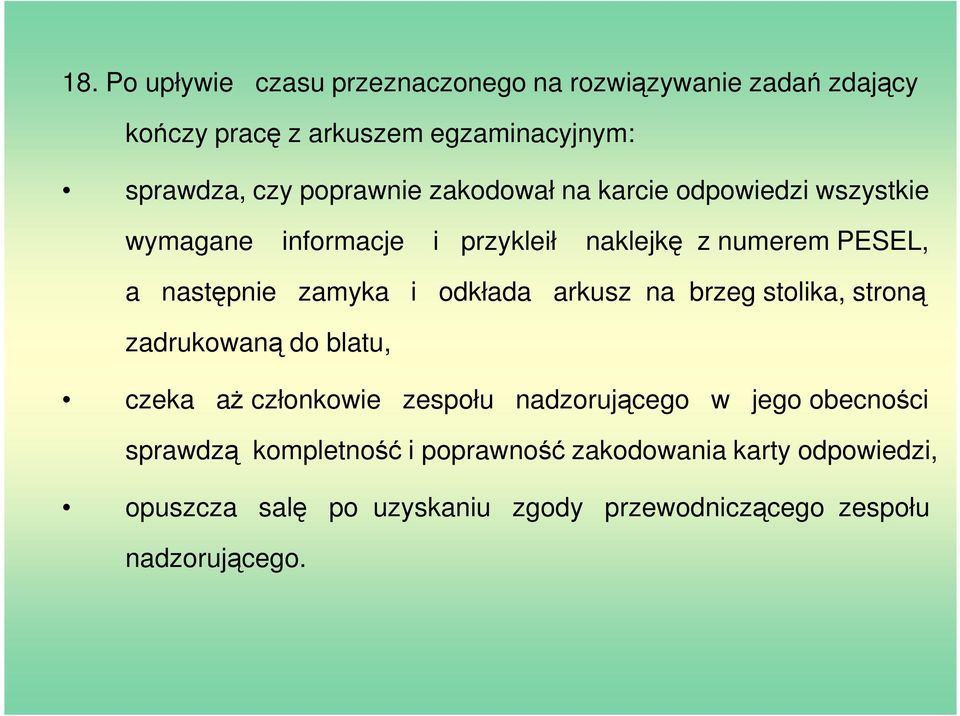 zamyka i odkłada arkusz na brzeg stolika, stroną zadrukowaną do blatu, czeka aż członkowie zespołu nadzorującego w jego