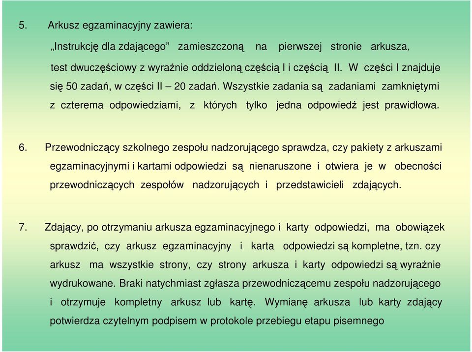Przewodniczący szkolnego zespołu nadzorującego sprawdza, czy pakiety z arkuszami egzaminacyjnymi i kartami odpowiedzi są nienaruszone i otwiera je w obecności przewodniczących zespołów nadzorujących