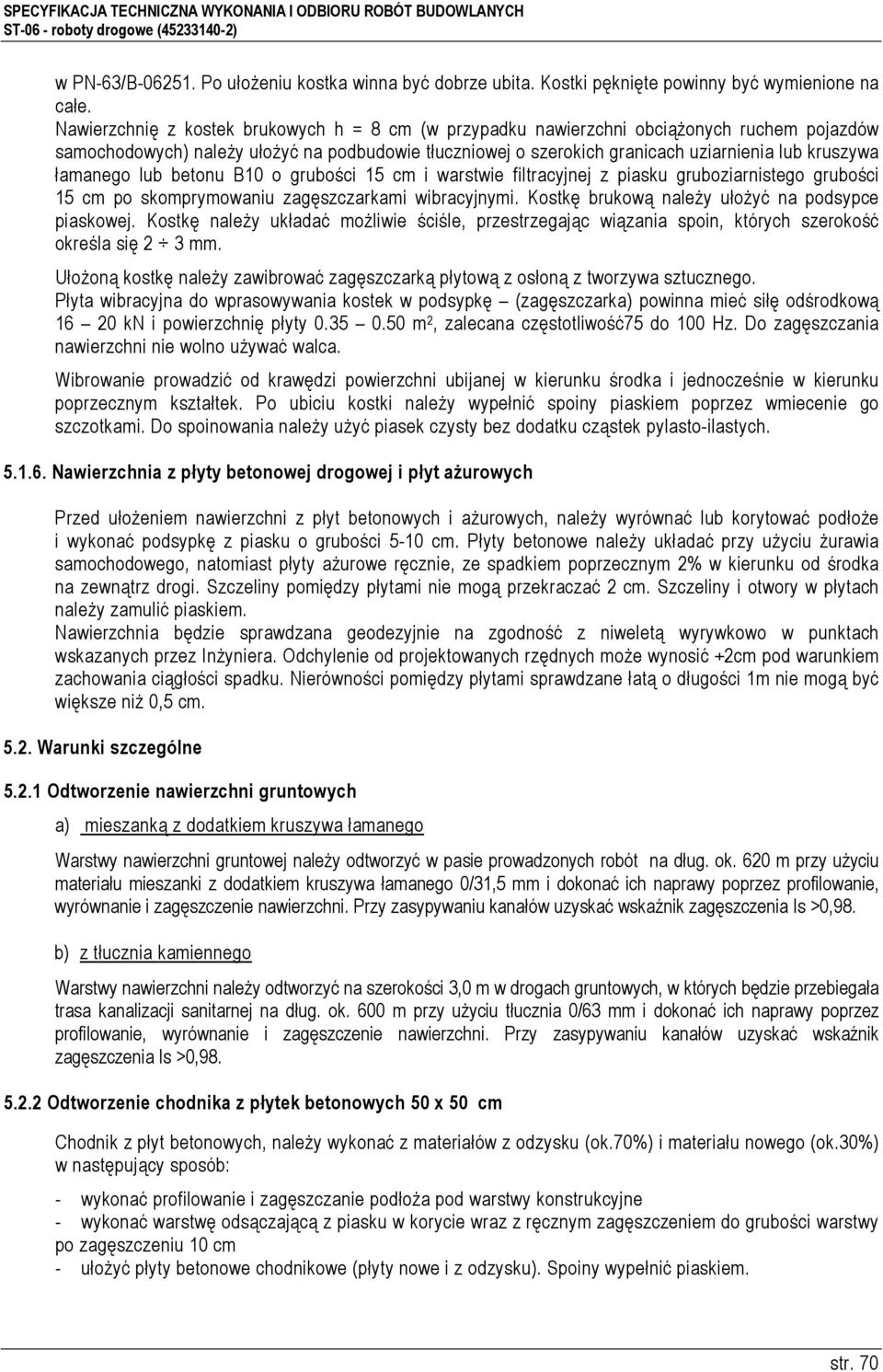 łamanego lub betonu B10 o grubości 15 cm i warstwie filtracyjnej z piasku gruboziarnistego grubości 15 cm po skomprymowaniu zagęszczarkami wibracyjnymi.