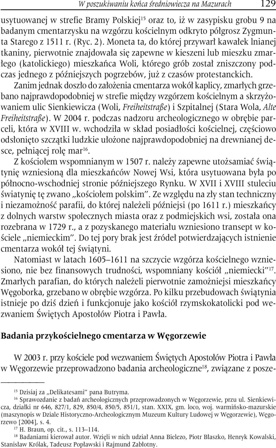 Moneta ta, do której przywarł kawałek lnianej tkaniny, pierwotnie znajdowała się zapewne w kieszeni lub mieszku zmarłego (katolickiego) mieszkańca Woli, którego grób został zniszczony podczas jednego