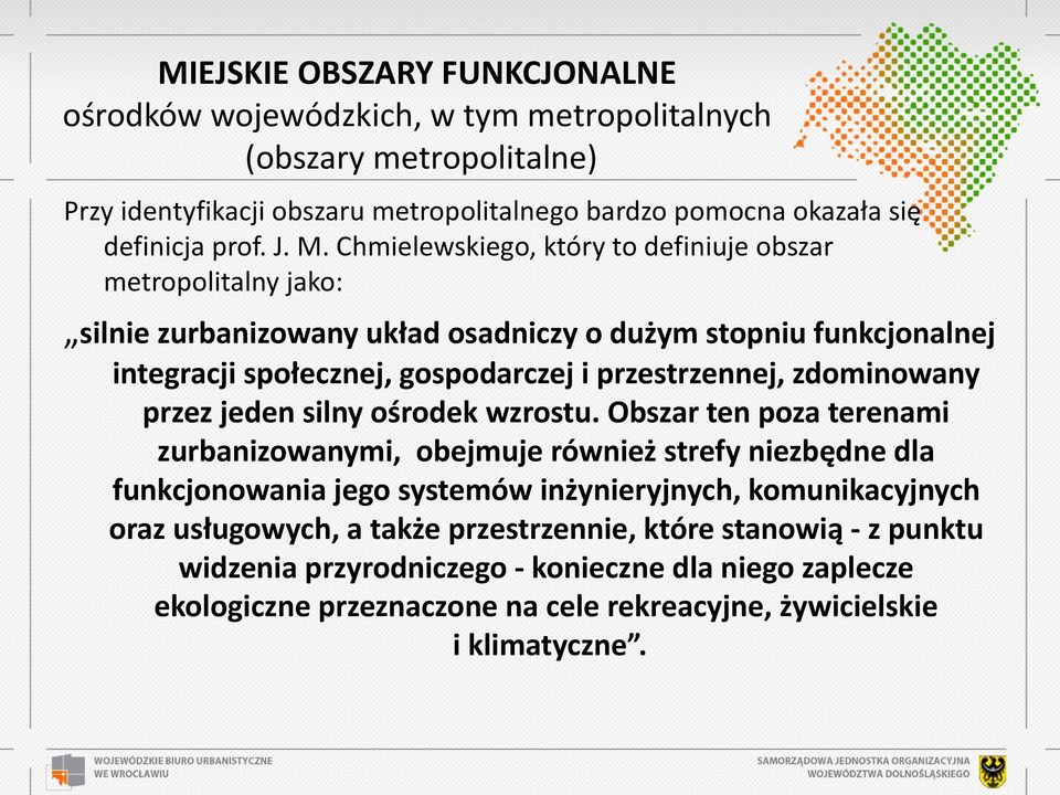 zdominowany przez jeden silny ośrodek wzrostu.