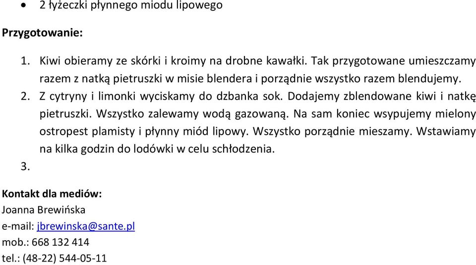 Z cytryny i limonki wyciskamy do dzbanka sok. Dodajemy zblendowane kiwi i natkę pietruszki. Wszystko zalewamy wodą gazowaną.